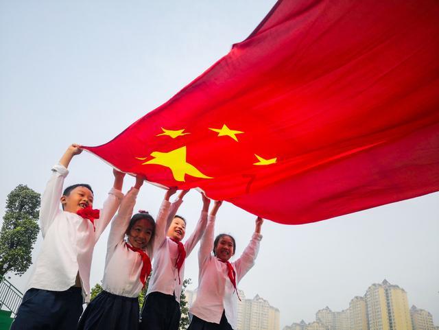 奔驰电动货车海外上市，内饰过于科幻