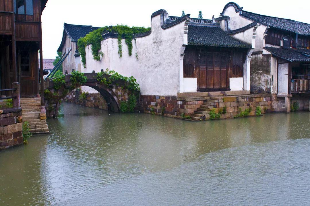 为什么y''-2y'-3y=0的一般解是y= c?游戏画面